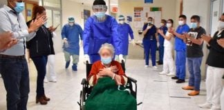 Leonor leaves a Monterrey hospital to the applause of staff.