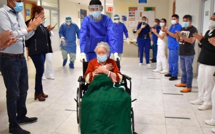 Leonor leaves a Monterrey hospital to the applause of staff.