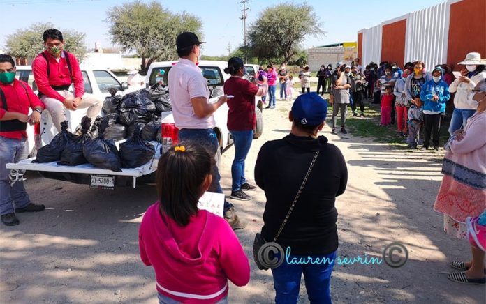 Feed the Hungry distributes food to a community in San Miguel de Allende
