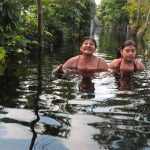 Residents of Caparroso, chest deep in floodwaters.