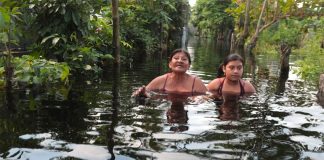 Residents of Caparroso, chest deep in floodwaters.