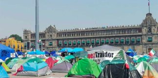 Frenaaa supporters' tents in the Mexico City zócalo.