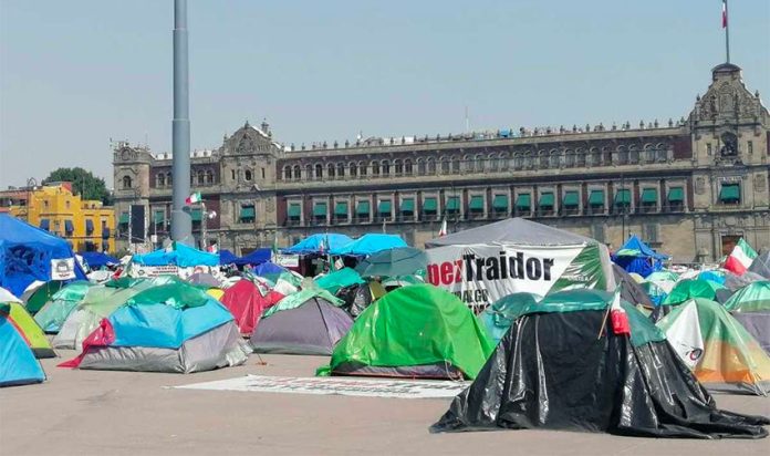 Frenaaa supporters' tents in the Mexico City zócalo.