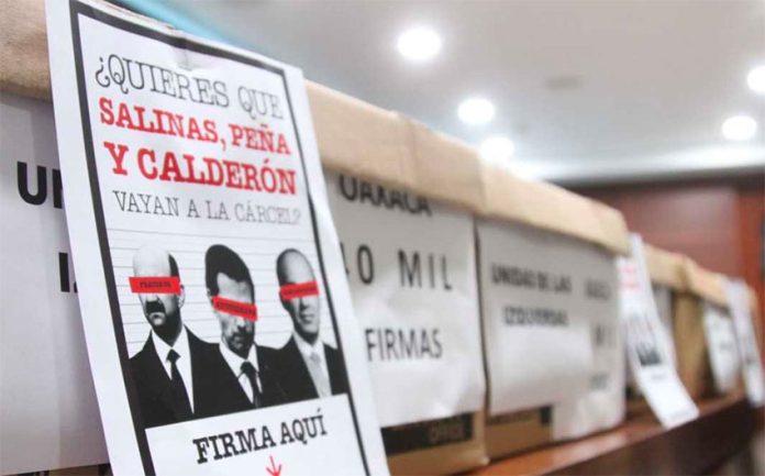 'Do you want Salinas, Peña and Calderón to go to jail?' reads the sign seeking signatories for the petition