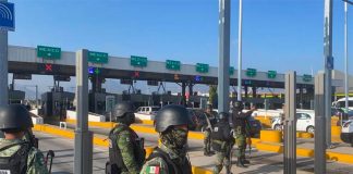 Troops at a plaza in México state Thursday morning.
