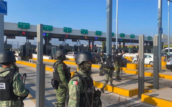 Troops at a plaza in México state Thursday morning.