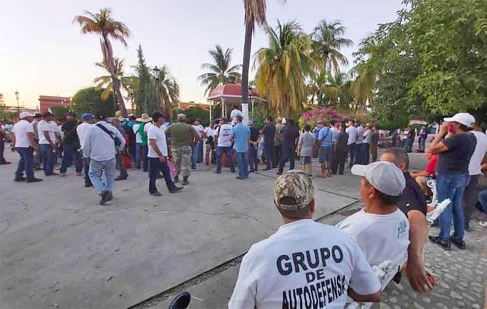 Residents meet in Tepalcatepec to plan deployment of self-defense force.