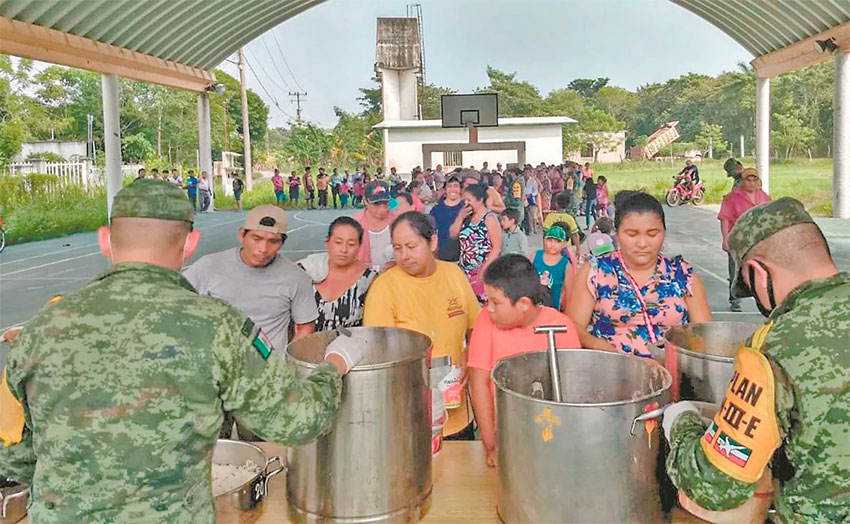 An army soup kitchen feeds flood victims in Tabasco.