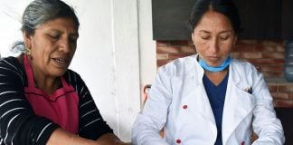 Concepción Fernández and daughter-in-law Guadalupe prepare chiles navideños.