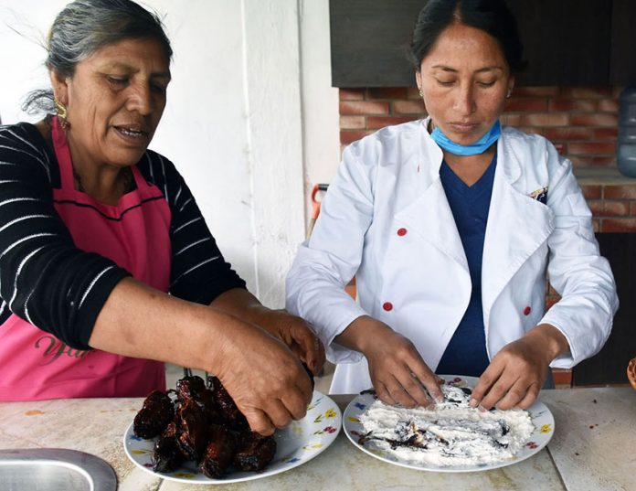Concepción Fernández and daughter-in-law Guadalupe prepare chiles navideños.