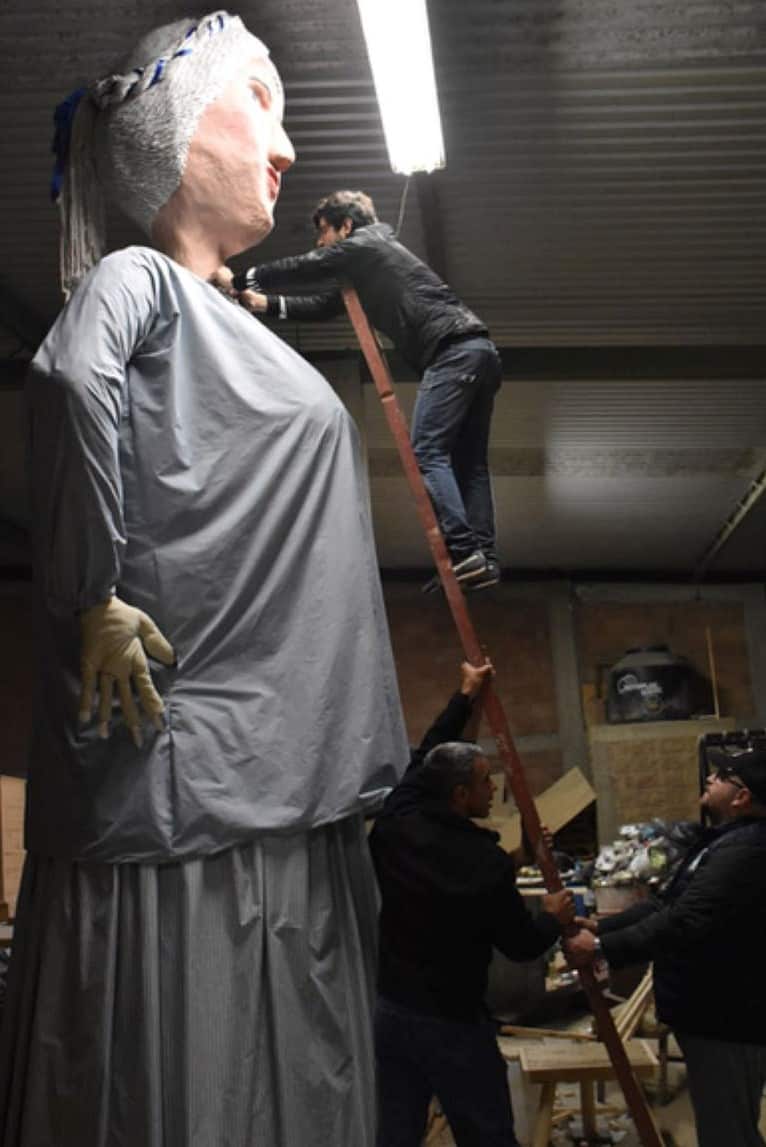 Grupo La Befana builds the figure in Francisco Berra’s carpentry shop.