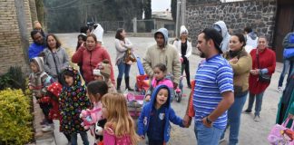 Chipileños sing at one of their neighbors' doors.