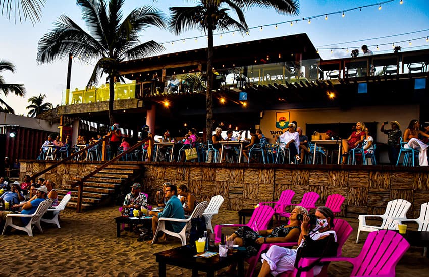 Concert-goers Monday at Tanta Vida restaurant.