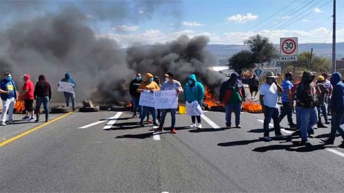 Citizens of Apaseo el Alto, Guanajuato, block a highway December 16 to protest insecurity.