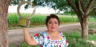 Beekeeper Leydy Pech and her award.