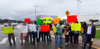 Flood victims protest in Tabasco Friday.