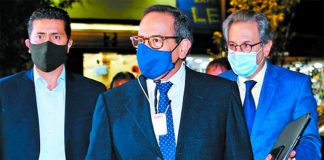 Salazar, center, and other business representatives arrive for talks at the National Palace on Thursday.