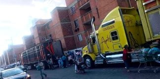 Tractor-trailers arrived in Puebla city with free vegetables for residents.