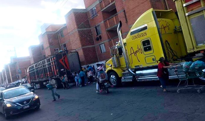 Tractor-trailers arrived in Puebla city with free vegetables for residents.