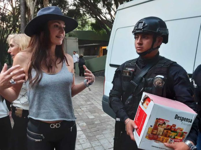 Yo Amo Polanco distributing food packages to local police.