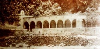 A boat ferrying people across the Santiago River in Huentitán Canyon, Jalisco.
