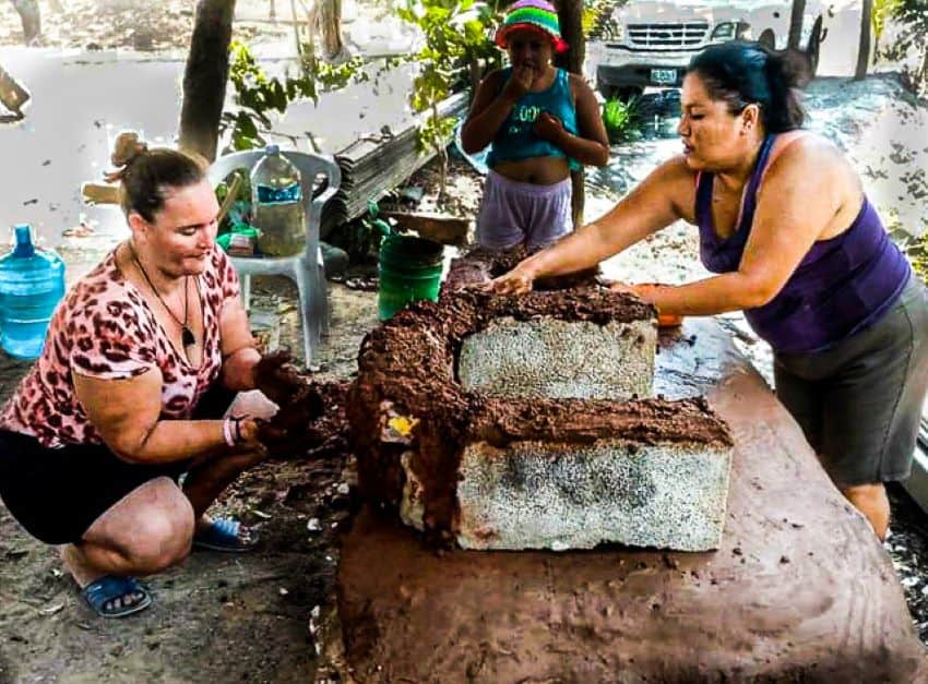Residents building an open hearth for the community kitchen in La Presa II.