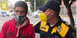 Officer Sánchez and the thankful owner of the lost cash.