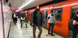 Metro passengers at the Pino Suárez station on Line 1.