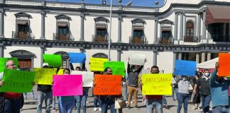 Business owners protest red-light restrictions in Nayarit, warning of economic damage.