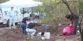 Members of the Sabuesos Guerreras search for bodies.