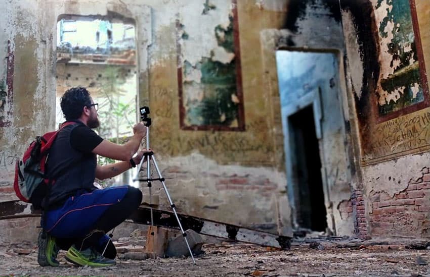 Luis Abarca preparing to photograph the ruins of La Florida.