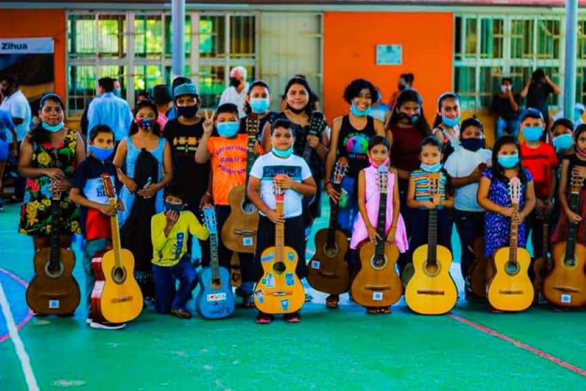 One of Antunez's six neighborhood guitar classes.