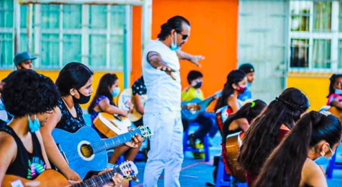 Juan Rubén Antúnez teaches guitar to students in poor neighborhoods for free.