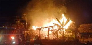 A restaurant belonging to a witness burns Monday morning in Nayarit.