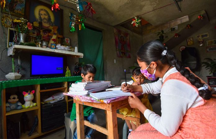 Students at work at a home in México state.