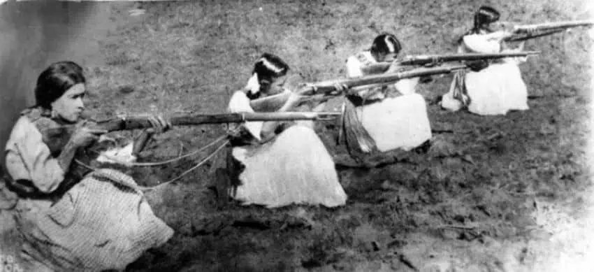 Women soldiers preparing to fire against troops led by José Inés Chávez García. The official caption mentions Chávez by name but not the women.