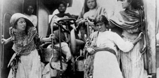 Famous image of Adelitas on train taken by photographer Jerónimo Hernández.