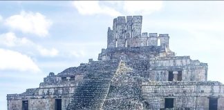 The Pyramid of Five Floors, 31.5 meters tall, is thought to have been a residential building for Edzná’s leaders as well as a shrine.