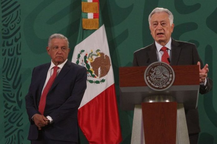 Federal Electricity Commission chief Manuel Bartlett and President Andrés Manuel López Obrador.
