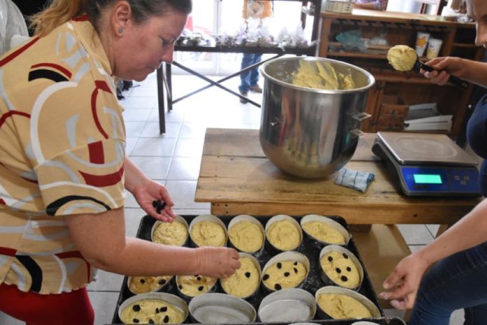 Chipileña baker Dominga Zanella prepares small loaves of pintha.