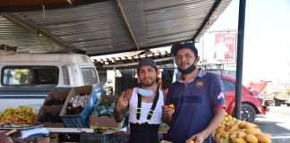 In La Puerta, fresh fruits and vegetables are easy to find.