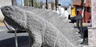 The front of Armando Contreras’s workshop is filled with carved marble and onyx figures, including this iguana.