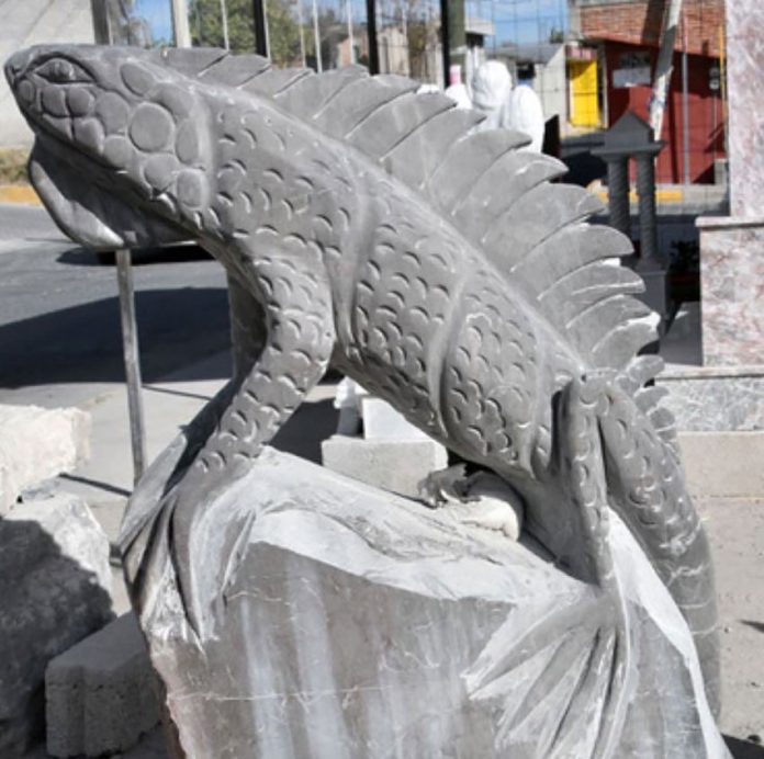 The front of Armando Contreras’s workshop is filled with carved marble and onyx figures, including this iguana.
