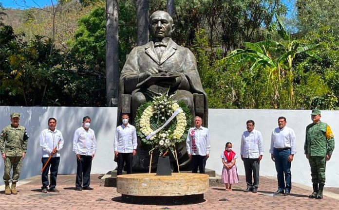 The president at Sunday's anniversary of the birth of Benito Juárez, held in Oaxaca.