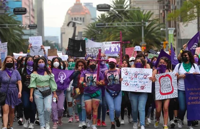 Bearing placards and chanting slogans, women march to the zócalo.