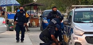 A police officer in Tulum pins down the woman who died during her arrest.