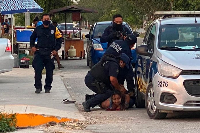 A police officer in Tulum pins down the woman who died during her arrest.