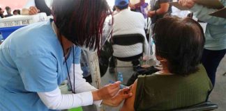 A healthcare worker administers a vaccine shot in Hidalgo.