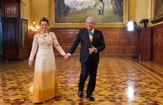 President López Obrador and his wife, Beatriz Gutierrez-Muller, in the National Palace during an event celebrating Mexico's independence.