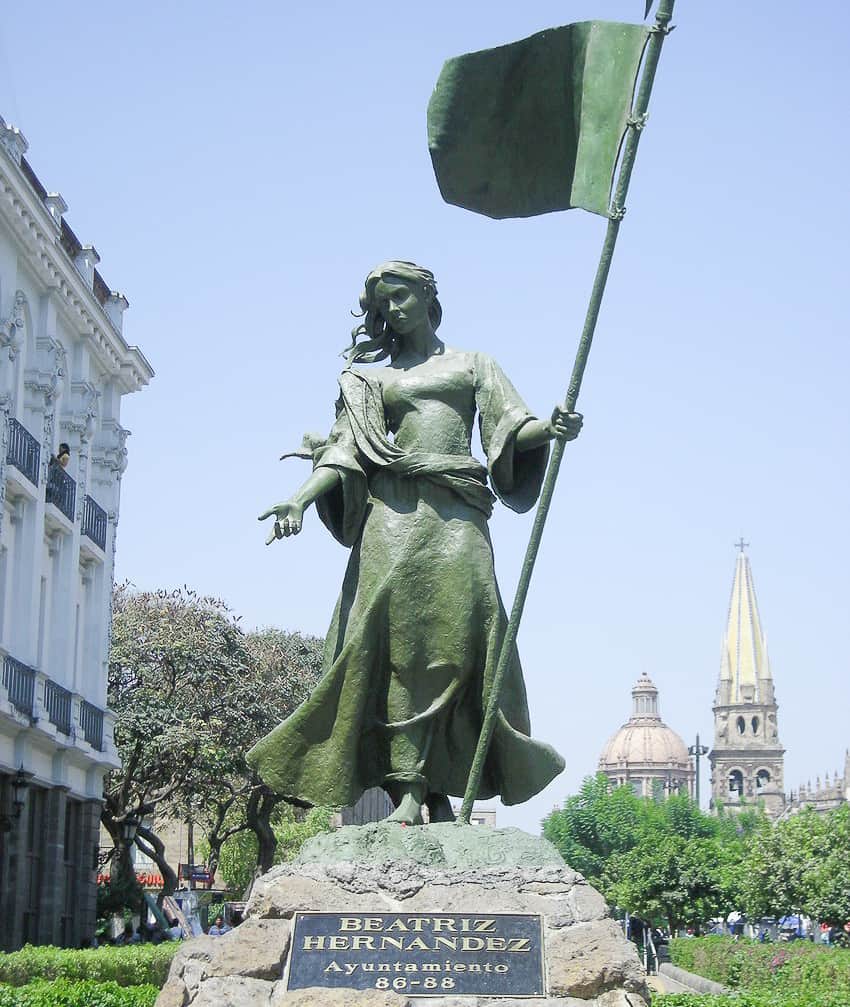 Statue of Doña Beatriz Hernández, by sculptor Ignacio Garibay. A plaque describes her as “fiery, fearless and outspoken.”